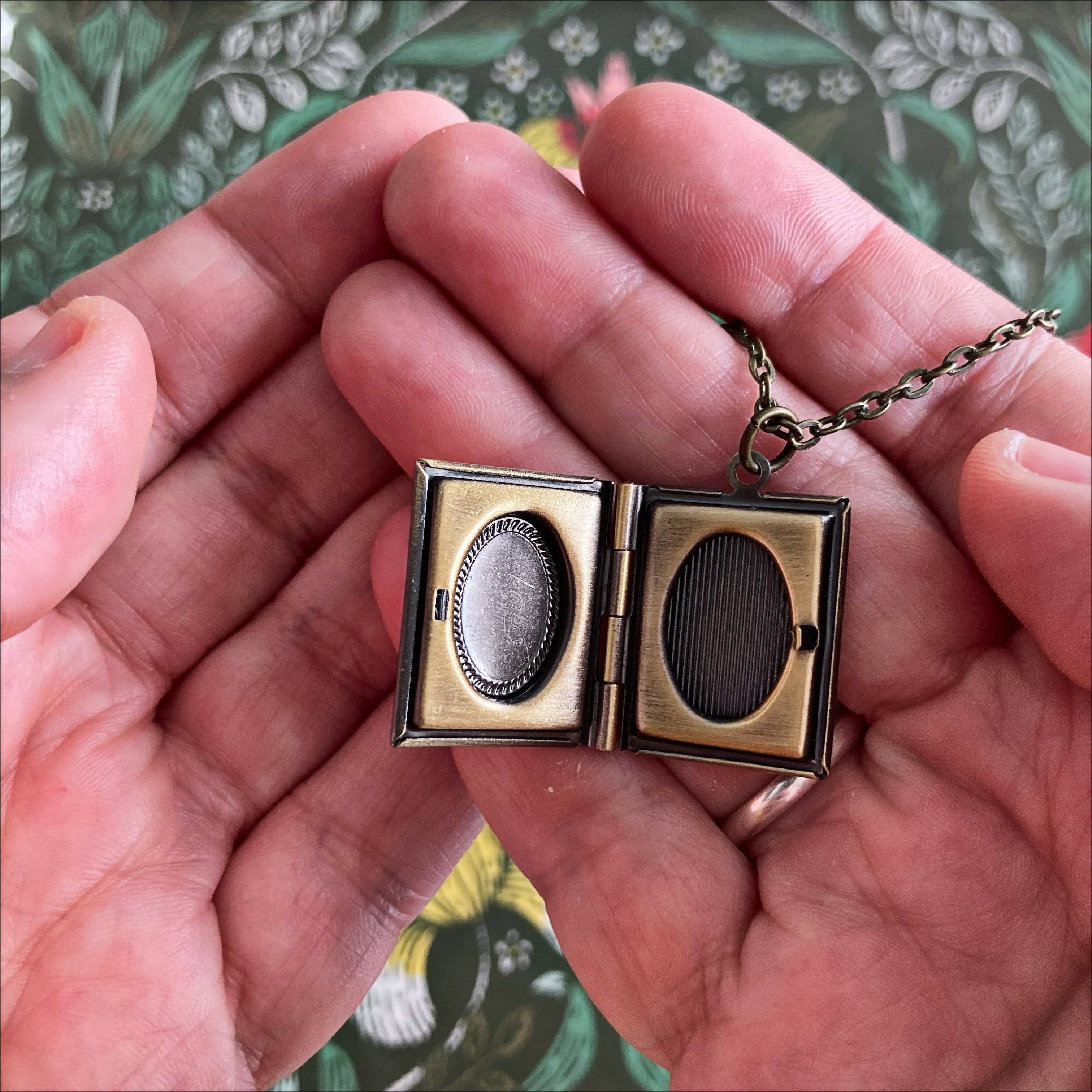Book Locket The Little Prince (French Edition): Bronze-Little Sprout